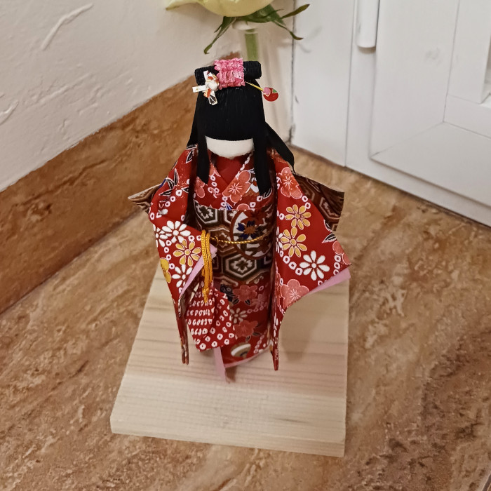 Gracias Akio Maruyama por ayudarme a doblar Niña con bolso