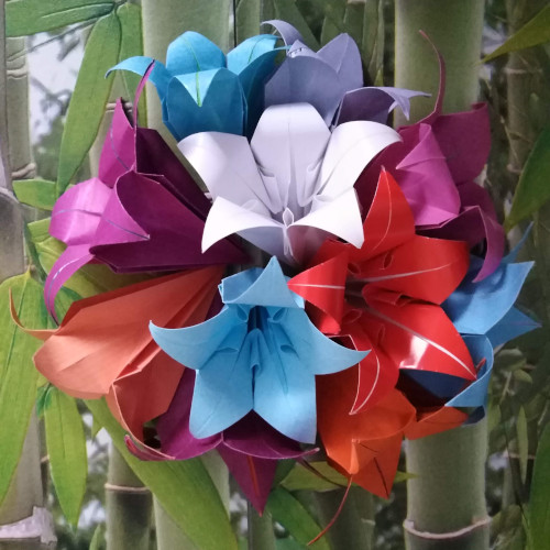 Centro compuesto de lirios y sakura