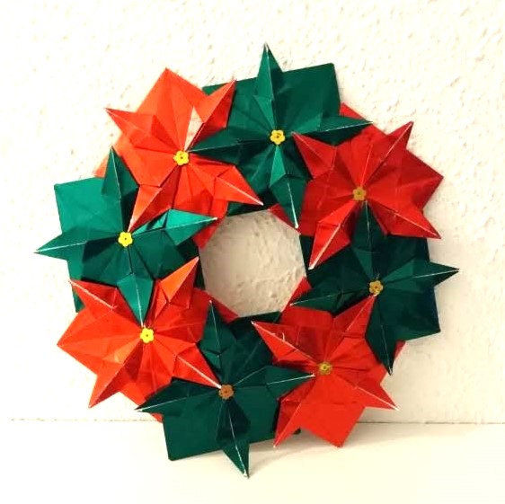 Corona navideña de colores rojo y verde