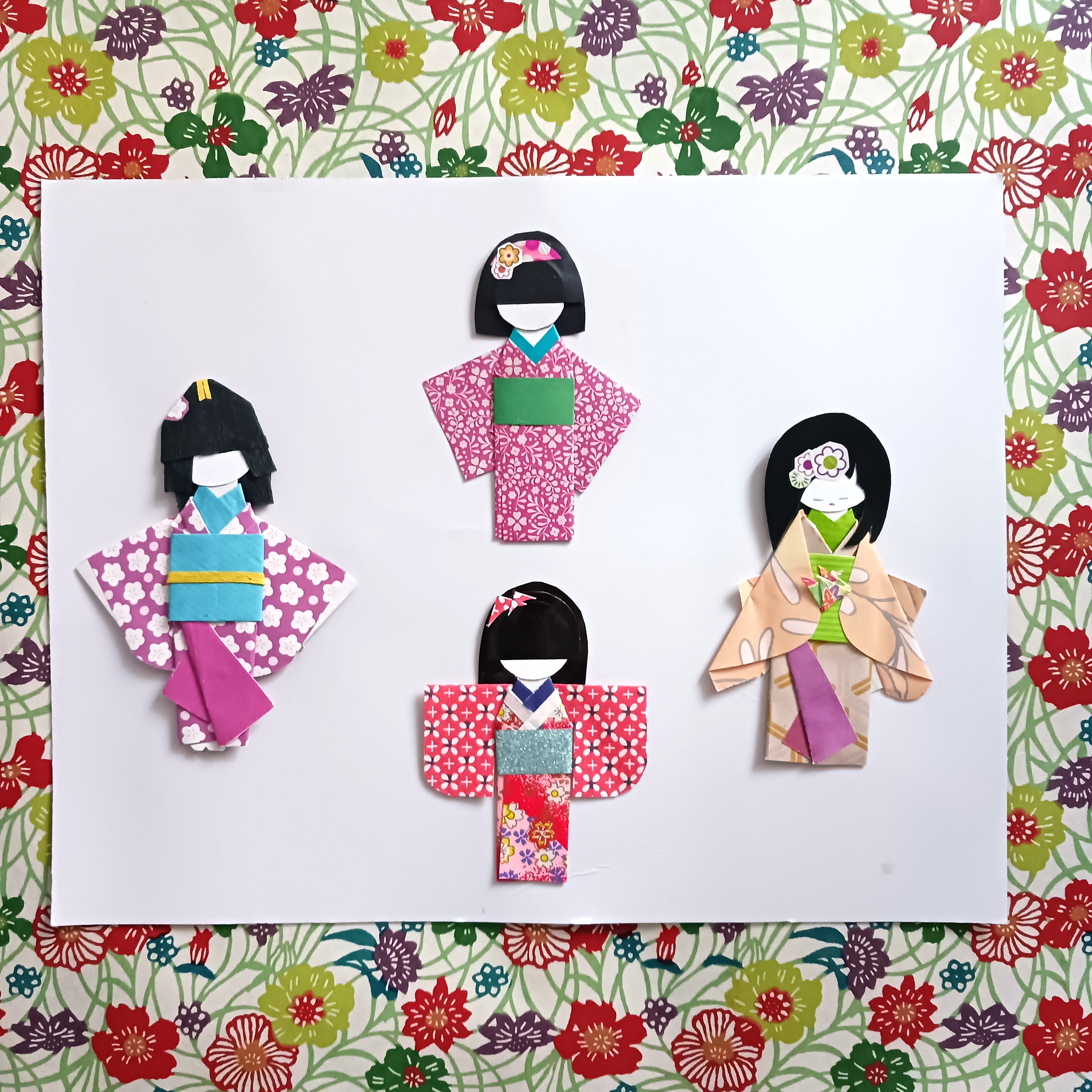 Muñeca de papel con detalles