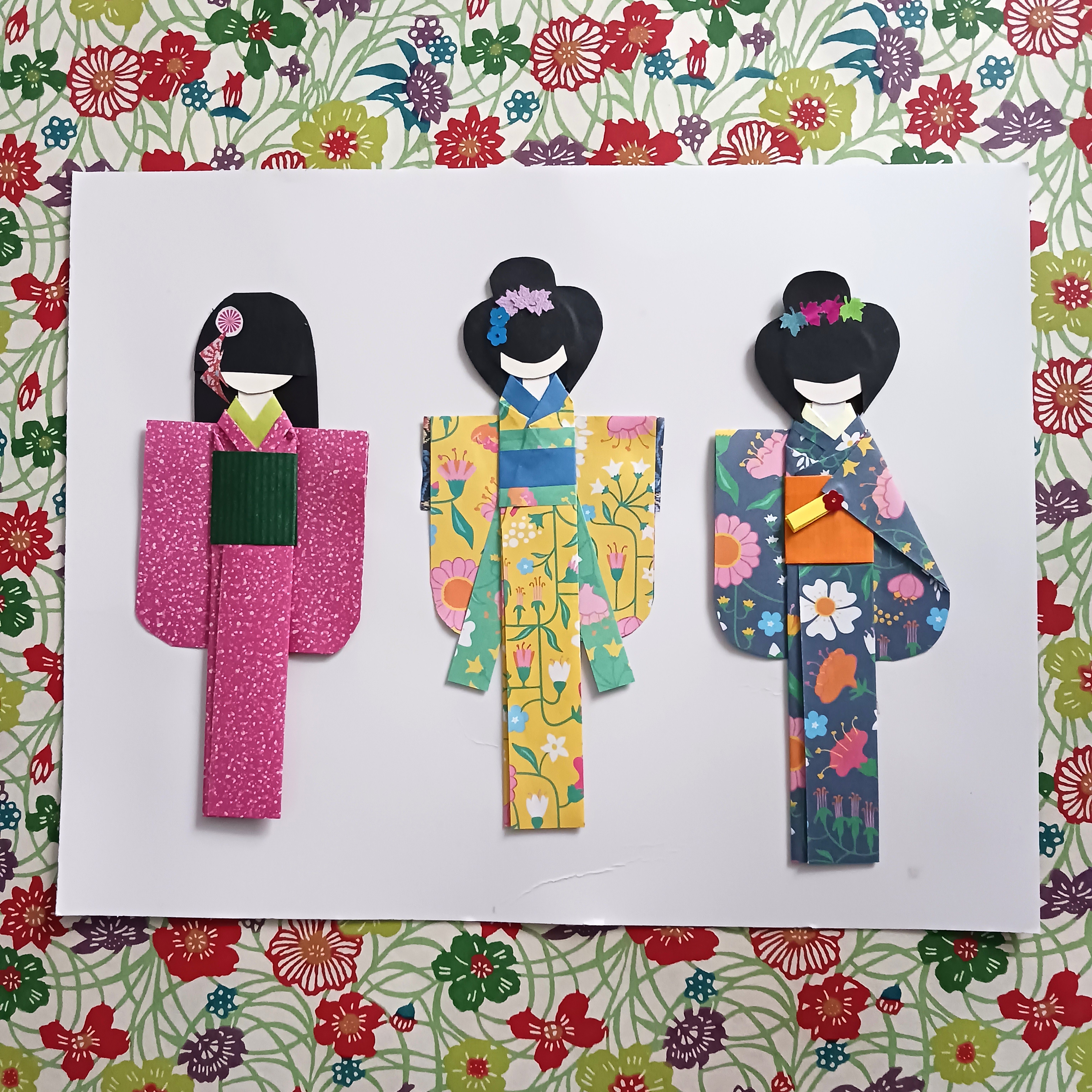 Muñecas japonesas con detalles decorativos